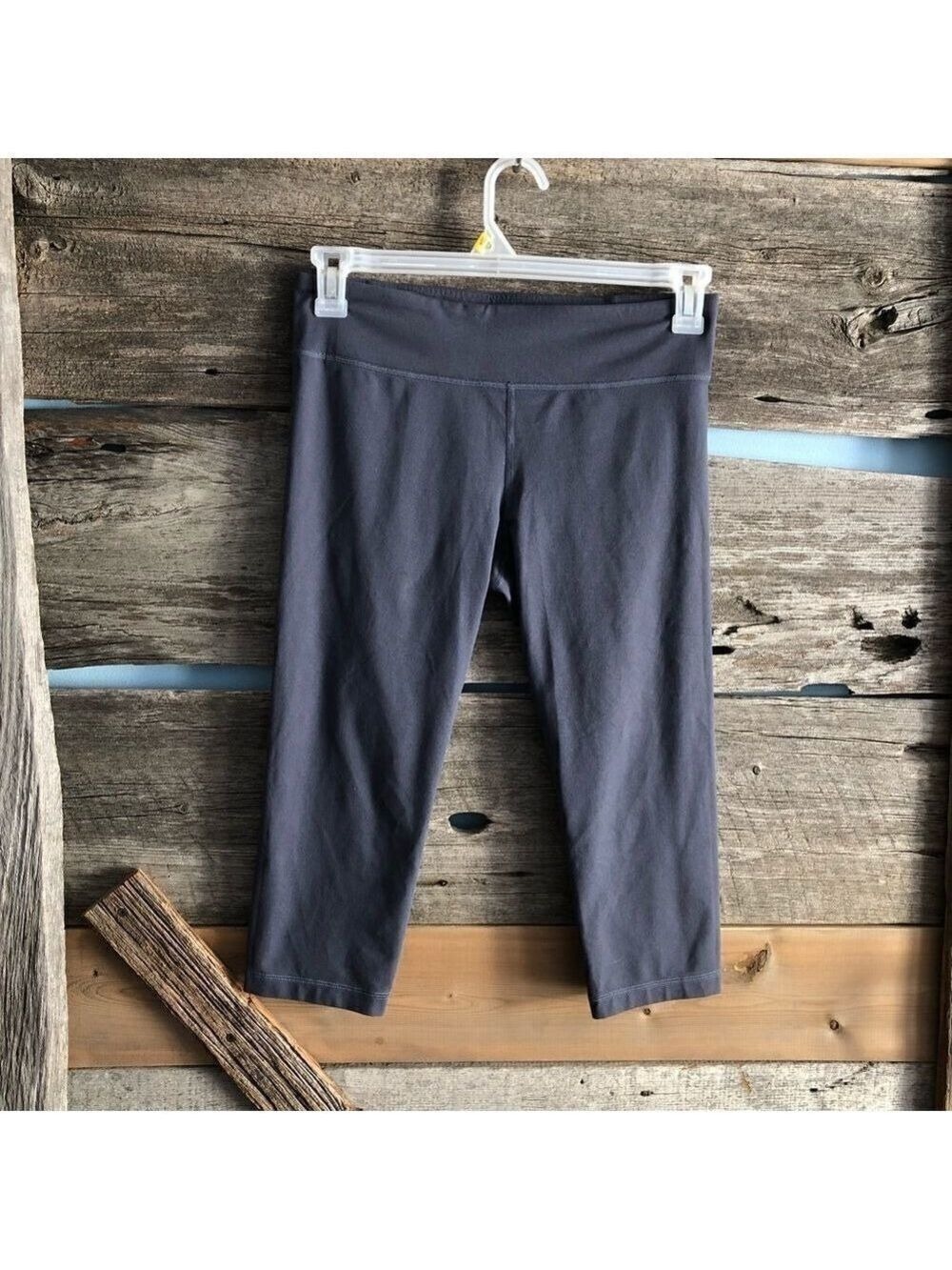 𝅺under Armour size Med Grey capri activewear leggings